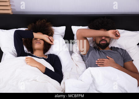 Angolo di Alta Vista della coppia giovane dormire nel letto Foto Stock