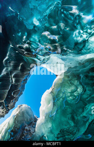 Acquamarina spettacolari formazioni di ghiaccio visto durante la grotta di ghiaccio di tour in Svinafellsjökull, un ghiacciaio della valle scorre fuori il vulcano Öraefajökull, un ice-capped Foto Stock