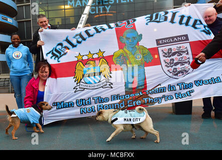 Manchester City tifosi con bandiere celebrare come il Manchester City vincere la premier league a seguito di un Manchester United perdita contro West Bromwich Albion a Etihad Stadium e Manchester. Stampa foto di associazione. Picture Data: domenica 15 aprile, 2018. Vedere PA storia uomo Soccer City vince. Foto di credito dovrebbe leggere: PA/filo PA. Foto Stock