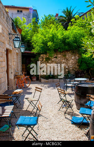 Street restaurant a Rab città vecchia, Croazia, Europa. Foto Stock