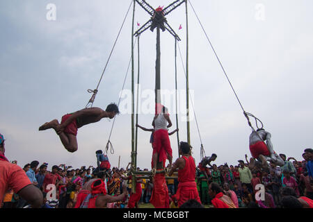 Un gruppo di devoti indù eseguire i rituali di Charak Puja festival il 14 aprile 2018 in Maulvibazar, Bangladesh. Foto Stock