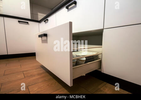 Aprire il cassetto della cucina con piastre all'interno, una soluzione intelligente per la memorizzazione di cucina e organizzazione. Foto Stock
