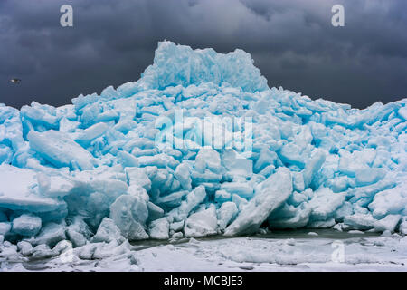 Blu ghiaccio, Meaford, Georgian Bay, Ontario, Canada, alta sei metri, blu ghiaccio avviene quando la neve cade, viene compressa, le bolle di aria vengono schiacciate e IC Foto Stock