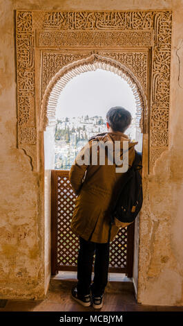 Vista attraverso un arco decorato con arabeschi, ornamenti moresco, il Summer Palace Generalife, Palacio de Generalife Granada Foto Stock