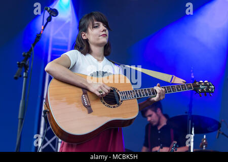 Swiss Pop Folk Band Serafyn live al Blue Balls Festival di Lucerna, Svizzera Anna Erhard: voce e chitarra Anja Foto Stock