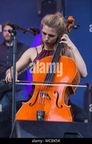 Swiss Pop Folk Band Serafyn live al Blue Balls Festival di Lucerna, Svizzera Anna Erhard: voce e chitarra Anja Foto Stock