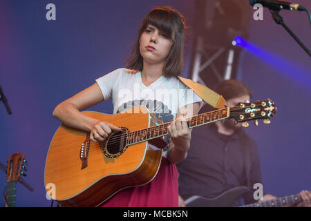 Swiss Pop Folk Band Serafyn live al Blue Balls Festival di Lucerna, Svizzera Anna Erhard: voce e chitarra Anja Foto Stock