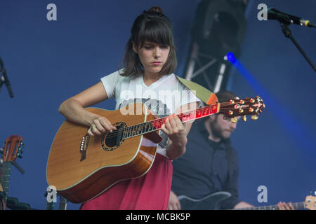 Swiss Pop Folk Band Serafyn live al Blue Balls Festival di Lucerna, Svizzera Anna Erhard: voce e chitarra Anja Foto Stock