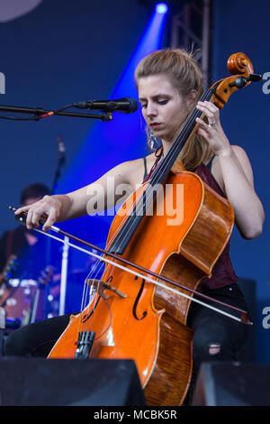 Swiss Pop Folk Band Serafyn live al Blue Balls Festival di Lucerna, Svizzera Anna Erhard: voce e chitarra Anja Foto Stock