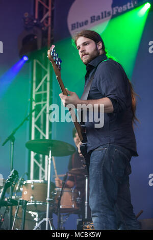 Swiss Pop Folk Band Serafyn live al Blue Balls Festival di Lucerna, Svizzera Anna Erhard: voce e chitarra Anja Foto Stock