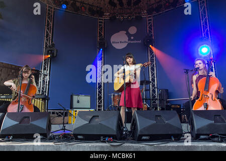 Swiss Pop Folk Band Serafyn live al Blue Balls Festival di Lucerna, Svizzera Anna Erhard: voce e chitarra Anja Foto Stock