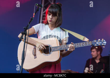 Swiss Pop Folk Band Serafyn live al Blue Balls Festival di Lucerna, Svizzera Anna Erhard: voce e chitarra Anja Foto Stock