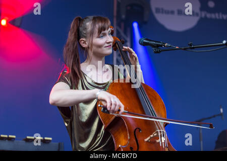 Swiss Pop Folk Band Serafyn live al Blue Balls Festival di Lucerna, Svizzera Anna Erhard: voce e chitarra Anja Foto Stock