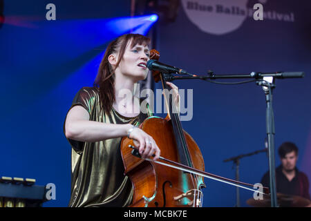 Swiss Pop Folk Band Serafyn live al Blue Balls Festival di Lucerna, Svizzera Anna Erhard: voce e chitarra Anja Foto Stock