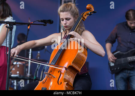 Swiss Pop Folk Band Serafyn live al Blue Balls Festival di Lucerna, Svizzera Anna Erhard: voce e chitarra Anja Foto Stock