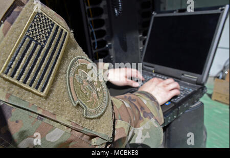 Il personale Sgt. Brandon Hasegawa, 455th comunicazione Expeditionary Squadron cyber tecnico di trasporto, attiva una porta di rete Mar. 22, 2018 a Bagram Airfield, Afghanistan. Oltre a mantenere e gestire la rete, Hasegawa rimane occupato trattare con il problema di vulnerabilità, il test e la risoluzione dei problemi dei sistemi in rete apparecchiature nonché le attivazioni di porta. Foto Stock