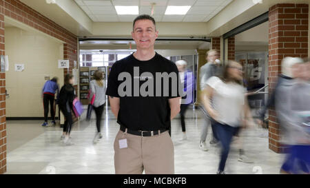 Jason Durell, una scuola media e consigliere di un sergente in Ohio Army National Guard, organizzato una famiglia militare comitato in Olentangy locale distretto scolastico di organizzare le risorse e aiutare gli insegnanti e consiglieri diventare consapevole delle sfide che le famiglie militari faccia. Il Central Ohio School District è stata riconosciuta dallo stato di Ohio per sostenere le famiglie militari con il Viola Star Award. Foto Stock