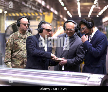 Direttore di Produzione di Giovanni Zayhowski, la seconda da sinistra, briefing congressista Tonko Paolo e Segretario dell'esercito Mark Esper, destra. Arsenal commander Col. Giuseppe domani è a sinistra. Foto Stock