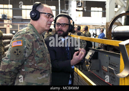 Il comandante dell'esercito Materiel Command, Gen. Gus Perna, essendo informato dal macchinista supervisore Terry Van Vranken durante il Segretario dell'esercito's tour. Foto Stock