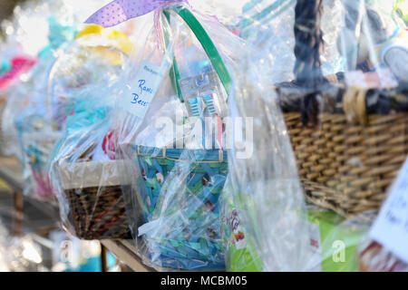 Cesti Regalo sono in scena prima della sede centrale e supporto annuale del Battaglione Bunny eseguire su Camp Pendleton, California, 30 marzo 2018. Tenuto ogni anno per aumentare il morale e esprit de corps del battaglione, il run includeva la colazione e cesto di Pasqua omaggio per Marines in riconoscimento del loro duro lavoro di tutto l'anno. Foto Stock