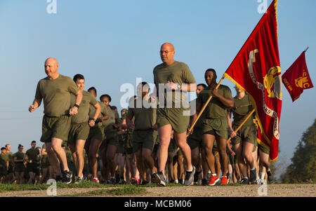 Stati Uniti Marine Corps Col. John R. Polidoro Jr., comandante, sede e supporto battaglione, Marine Corps Impianti West- Marine Corps base Camp Pendleton e Sgt. Il Mag. Ernest W. Rose, sergente maggiore, sede e supporto battaglione, Marine Corps Impianti West- Marine Corps base Camp Pendleton Marine piombo durante l'unità annuali di Bunny eseguire su Camp Pendleton, California, 30 marzo 2018. Tenuto ogni anno per aumentare il morale e esprit de corps del battaglione, il run includeva la colazione e cesto di Pasqua omaggio per Marines in riconoscimento del loro duro lavoro di tutto l'anno. Foto Stock