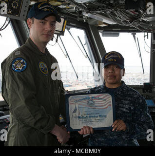 NORFOLK, Virginia (Mar. 30, 2018) -- Aviazione di Boatswain Mate (attrezzature) terza classe Lucecita Wright (destra), di Los Angeles, assegnato alla USS Gerald Ford (CVN 78) aria reparto, riceve un certificato di onorevoli scarico dal Lt. Adam Boyd, durante la sua cerimonia reenlistment primaria di controllo di volo. Foto Stock