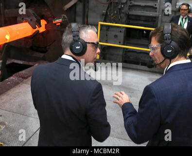 Segretario dell'esercito Mark Esper, sinistra, essendo informato dal direttore di produzione John Zayhowski presso il Rotary forge. Foto Stock