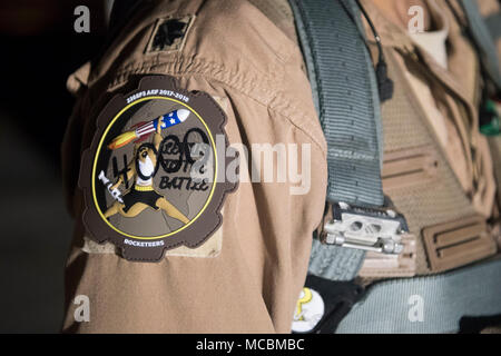 I membri di 336a Expeditionary Fighter Squadron presentato Lt. Col. Trinidad "Mosè" Meza, 336a EFS operazioni il vice comandante del gruppo e sistema di armi officer, con una unità patch in onore della Meza raggiungendo 4.000 ore di volo il 21 marzo 2018, in una località segreta in Asia sud-ovest. Meza è attualmente al suo nono distribuzione. Foto Stock