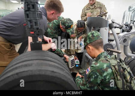 Sgt. Darren Munhole, indagine membro del team con la Washington Guardia Nazionale del decimo Civil Support Team controlla i membri militari provenienti dalla Thailandia e servizio attivo i soldati della XXV divisione di fanteria come si pratica individuando campi radiologica da fonti di prova nel corso di una recente congiunta chimica radiologica biologiche nucleari (CBRN) scambio a Hawaii esercito Guardia Nazionale Regionale dell istituto di formazione in Waimanalo. Marzo 22, 2018. Foto Stock