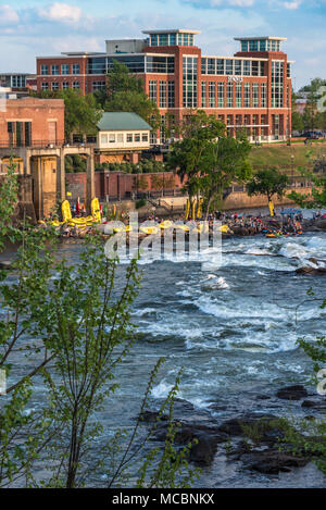 Kayakers e Spettatori radunati sul fiume Chattahoochee waterfront per Paddle Sud in Columbus, Georgia. (USA) Foto Stock