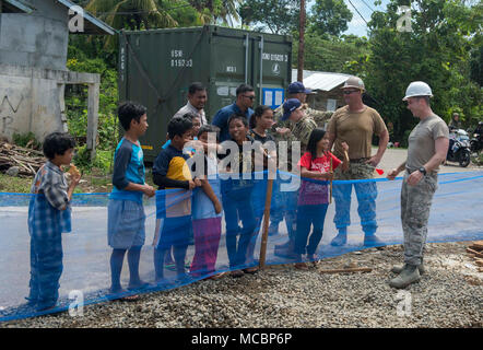 Indonesia (30 marzo 2018) servizio comune membri interagiscono con locali bambini indonesiani durante il partenariato del Pacifico 2018 (PP18). PP18's missione è lavorare collettivamente con host e nazioni partner per migliorare l'interoperabilità a livello regionale di emergenza e capacità di risposta, aumentare la stabilità e la sicurezza nella regione e favorire la nascita di nuove e durature amicizie in tutta la regione Indo-Pacifico. Pacific Partnership, ora nel suo tredicesimo iterazione, è la più grande multinazionale annuale di assistenza umanitaria e di soccorso in caso di catastrofe preparazione missione condotta nell'Indo-Pacifico. Foto Stock