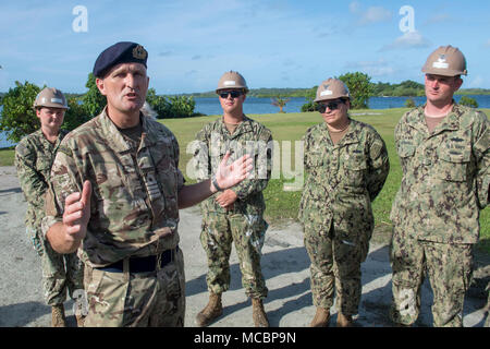 YAP, Stati Federati di Micronesia (30 marzo 2018) Her Majesty's Royal Navy Capt. Pietro Oliva, vice comandante della missione di partenariato Pacifico 2018 (PP18), parla con Seabees sostenendo progetti di costruzione a Yap Memorial Hospital, Marzo 30. PP18's missione è lavorare collettivamente con host e nazioni partner per migliorare l'interoperabilità a livello regionale di emergenza e capacità di risposta, aumentare la stabilità e la sicurezza nella regione e favorire la nascita di nuove e durature amicizie in tutta la regione Indo-Pacifico. Pacific Partnership, ora nel suo tredicesimo iterazione, è la più grande multinazionale annuale humanita Foto Stock