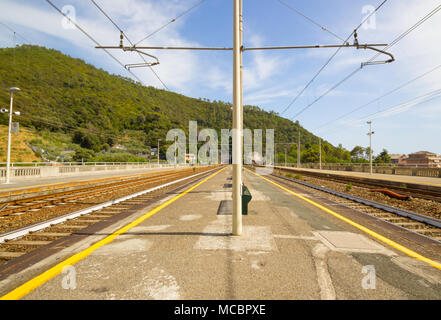 Stazione ferroviaria, binari ferroviari Stazione ferroviaria all'aperto. Foto Stock