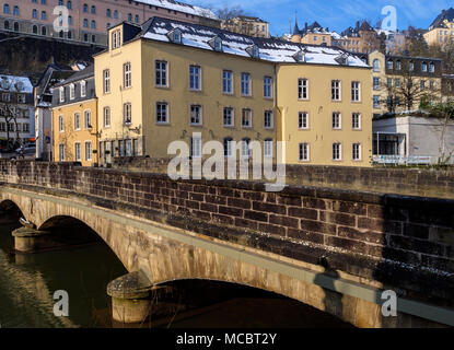 Il Bridge crossing Alzette in Grund, città di Lussemburgo, l'Europa, dall'UNESCO Patrimonio dell'Umanità Foto Stock