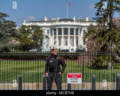 Agente dei servizi segreti di guardia alla casa bianca in Wahsington D.C. Foto Stock