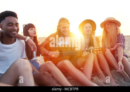 Felice gruppo di amico avente party sulla spiaggia Foto Stock