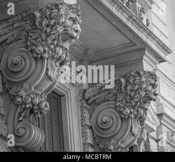 Telamoni con la figura del supporto lion un balcone Foto Stock