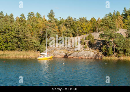 Tempo libero barca ormeggiata sulla costa del Mar Baltico di Sant'Anna nella contea di Ostergotland durante la caduta in Svezia. Foto Stock