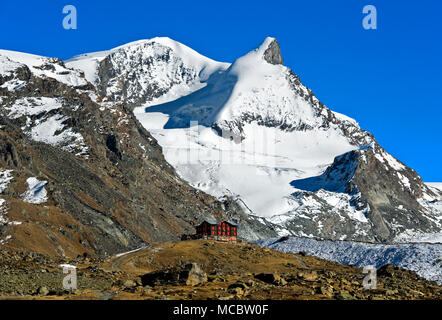 La storica Fluhalp ristorante di montagna sotto i picchi Strahlhorn e Adlerhorn, Zermatt, Vallese, Svizzera Foto Stock