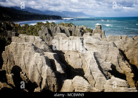 Pancake Rocks e soffiature in Dolomite Punto vicino a Punakaiki lungo la costa occidentale della South Island, in Nuova Zelanda. Foto Stock