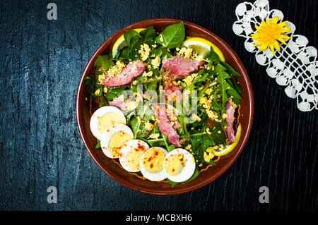 Tarassaco con insalata di uova e carne di limone in una ciotola vista superiore Foto Stock