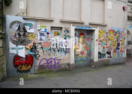 Graffiti sulle pareti dei derelitti Hippodrome edificio in Brighton. Il 15 aprile 2018. Foto Stock