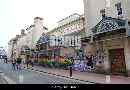 Graffiti sulle pareti dei derelitti Hippodrome edificio in Brighton. Il 15 aprile 2018. Foto Stock