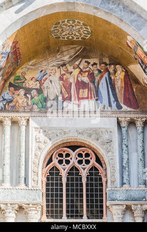 Particolare della facciata della Basilica di San Marco con un mosaico murale. Venezia. Italia Foto Stock