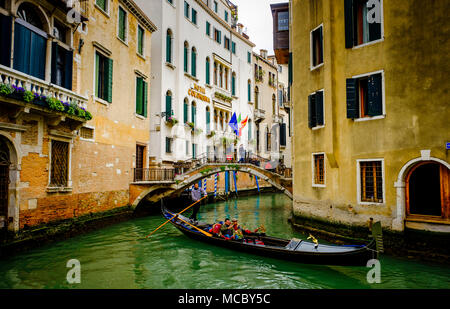 Gondole su un canale di Venezia, Italia Foto Stock