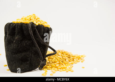 Pieno di Arhar o masoor Dhal o Toor Dal pisello di piccione in borsa nera Foto Stock