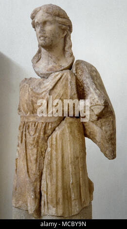 La Grecia. Delphi. A ovest il frontone del Tempio di Apollo, dettaglio. Esso raffigura Dioniso. Attribuito al scultori ateniesi Praxias e Androsthenes, ca. 330 BC. Il marmo. Museo archeologico, Delphi, Grecia. Foto Stock