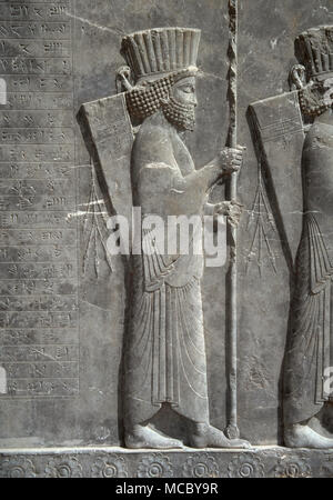 Impero achemenide. Persepolis. Scale di Apadana. Soldato persiano, dettaglio da un rilievo, del V secolo A.C. Xerxes I e Artaserse I SER. Iran (Persia). Foto Stock