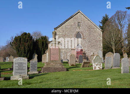 Il frontone orientale con la porta del vecchio Dunnichen Chiesa Parrocchiale e il cimitero di associati nel piccolo borgo di Dunnichen vicino a Forfar, Angus. Foto Stock