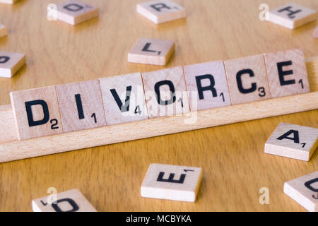 Scrabble lettere l'ortografia della parola divorzio Foto Stock